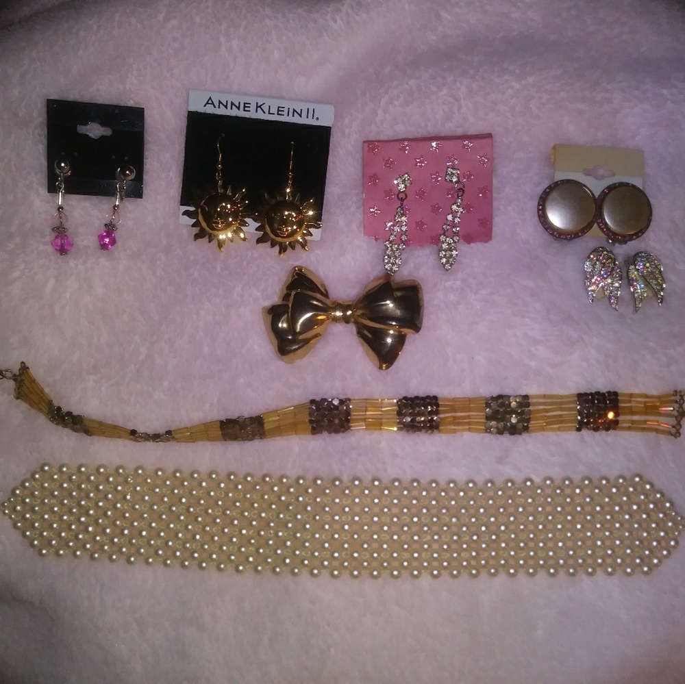 Lot of 8 Vintage jewelry pieces.